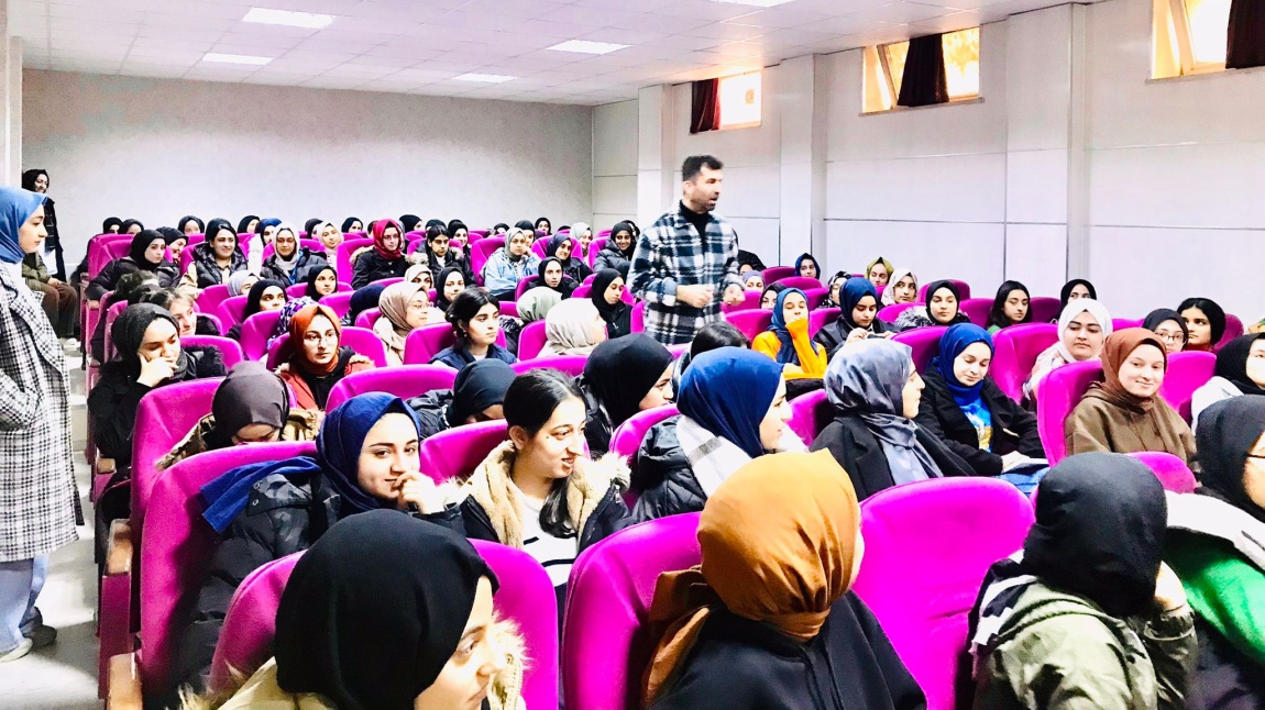 Aydın Üniversitesi ve okul rehberlik servisi işbirliği ile Ümit Öztürk tarafından 12. sınıf öğrencilerimize yönelik Motivasyon semineri verildi.